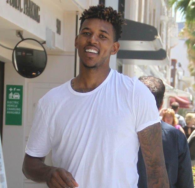 莱万：续约的事不急，就算现在有人联系我，我也不会给出答复（莱万：续约不着急，就算有人来谈也暂不答复）