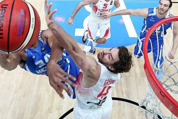 雄鹿vs76人前瞻：字母哥缺阵，76人欲获背靠背连胜（雄鹿战76人前瞻：字母哥缺席，费城冲击背靠背连胜）