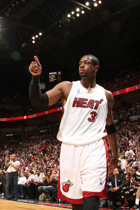 球员受伤倒地，全队围上去（球员倒地受伤，全队纷纷围拢）